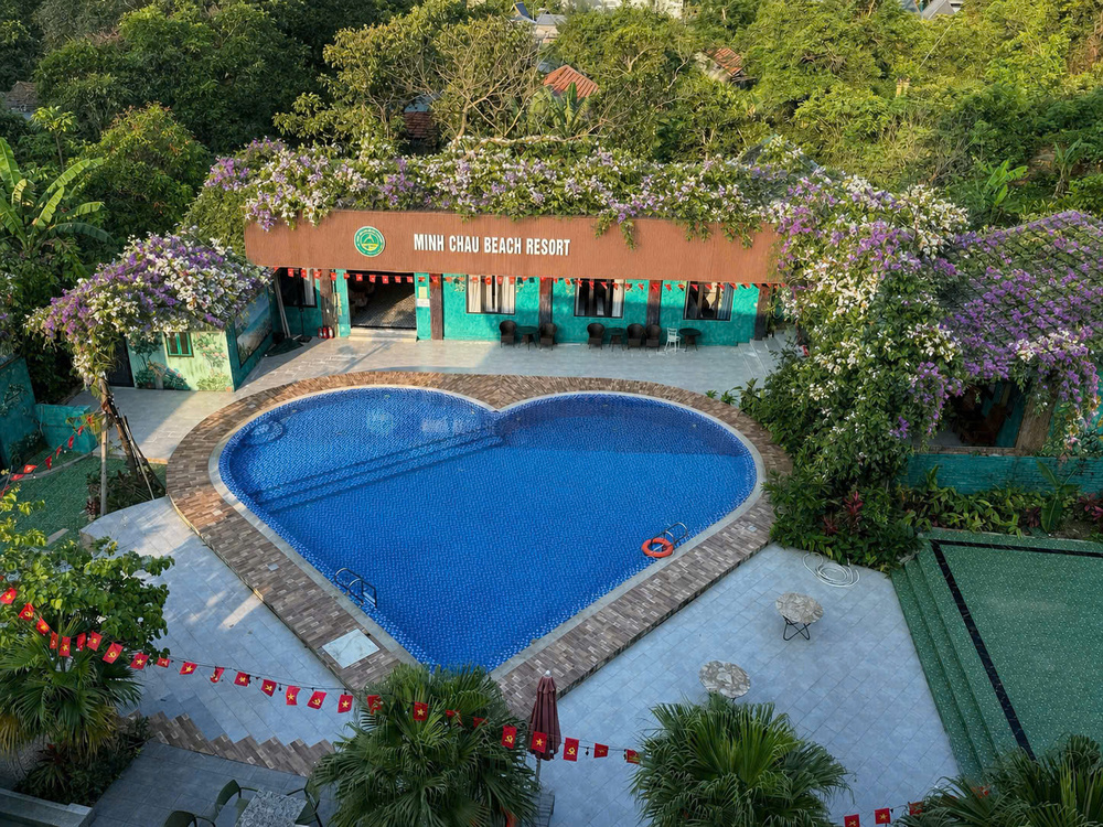 Deluxe twin pool view 
